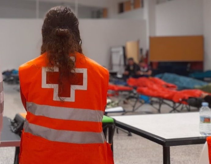 Personal de Cruz Roja en el Centro de Acogida y Urgencia Social (CAUS) de Alicante.