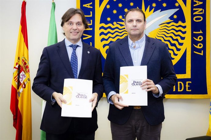 El rector de la Universidad Pablo de Olavide, Francisco Oliva Blázquez, y el presidente de la Asociación de Gestores de Residuos del Sur (Agresur), Rubén Barreno Martínez.