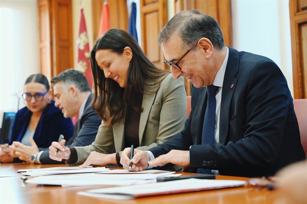 La consejera, Carmen María Conesa, y el rector de la UMU, José Luján, firman el acuerdo