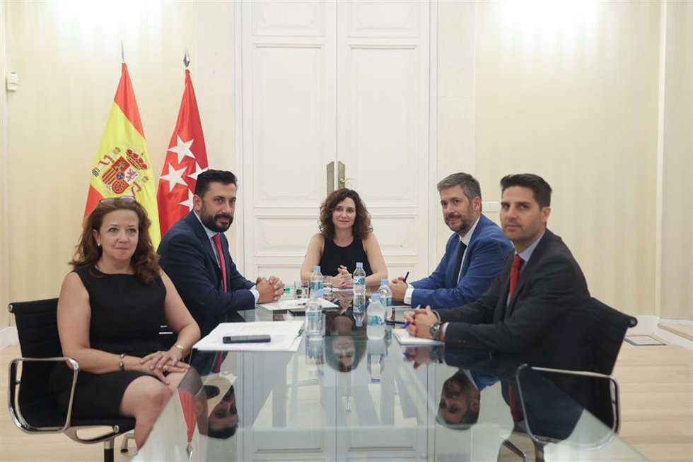 Archivo - La presidenta de la Comunidad de Madrid, Isabel Díaz Ayuso (c), el consejero de Presidencia, Justicia y Administración Local, Miguel Ángel García Martín (2d) y el portavoz del PP en la Asamblea de Madrid, Carlos Díaz-Pache (2i), en la Real Cas