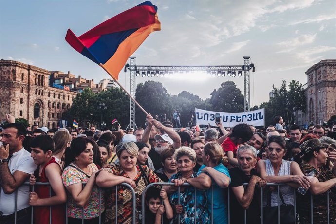 Archivo - June 21, 2021, Yerevan, Armenia: A supporter of Nikol Pashinian holds an Armenian flag during Nikol Pashinyan's victory celebration in Armenia's parliamentary elections in Yerevan's Republic Square.