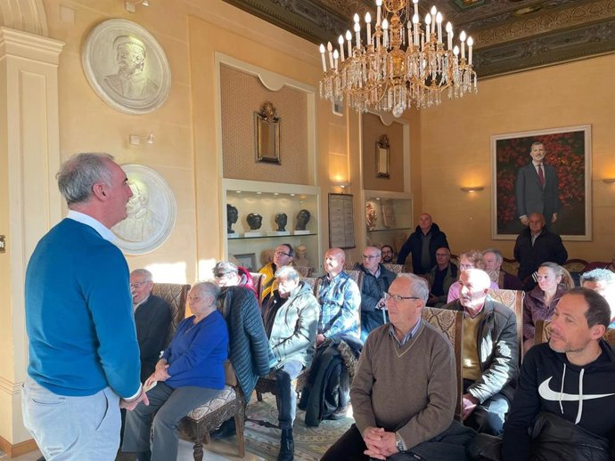 El alcalde de Segovia, José Mazarías, charla con los nuevos hortelanos momentos antes de la entrega de las llaves de sus huertos de ocio.