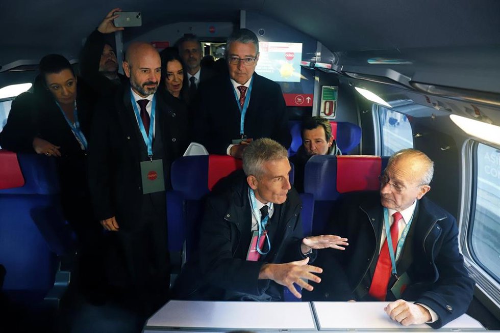 La delegada de la Junta, Patricia Navarro; el subdelegado del Gobierno, Javier Salas; el presidente de la Diputación, Francisco Salado; y el alcalde de Málaga, Francisco de la Torre, asisten a la llegada del primer tren Ouigo a la estación María Zambran