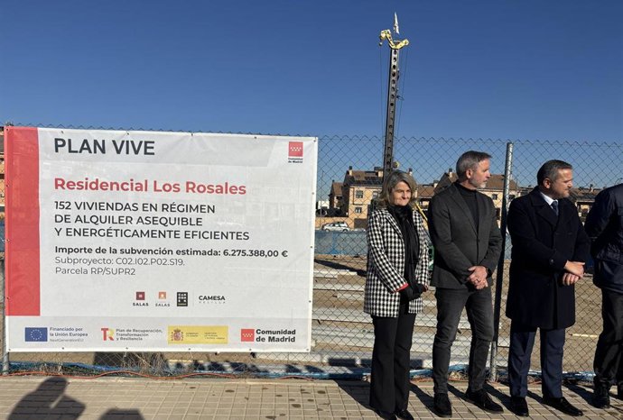 El consejero de Vivienda, Transportes e Infraestructuras, Jorge Rodrigo, visita una promoción de vivienda de el Plan Vive en Velilla de San Antonio