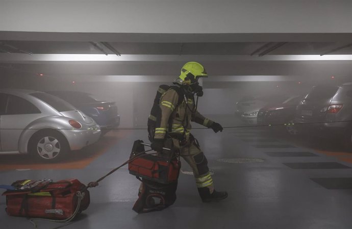 Un bombero durante un simulacro de los Bomberos de Valencia para sofocar un incendio, en el parking de Plaza de la Reina, a 15 de enero de 2025, en Valencia, Comunidad Valenciana (España). 