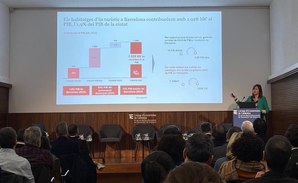 La socia de PwC Strategic Economics Anna Merino presenta el informe elaborado por PwC sobre la contribución económica del sector: 'Impacto de la eliminación de las viviendas de uso turístico en Barcelona'