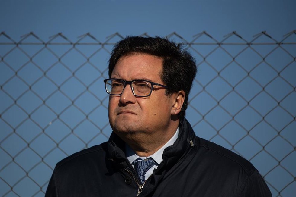El ministro para la Transformación Digital y de la Función Pública, Óscar López, durante su visita a las obras de construcción de vivienda, a 15 de enero de 2025, en Velilla de San Antonio, Madrid (España). Los ministros han visitado el pueblo madrileño