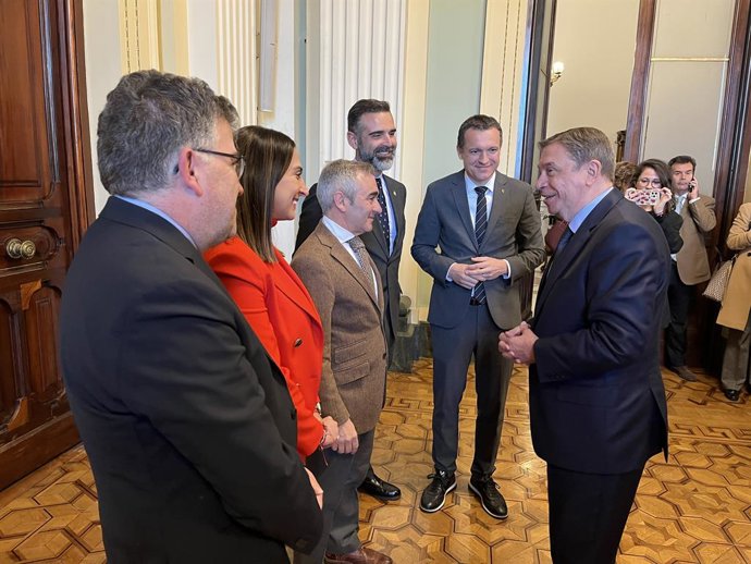 La consejera Sara Rubira con el ministro Luis Planas y los consejeros con competencias en pesca de Andalucía, Valencia, Baleares y Cataluña