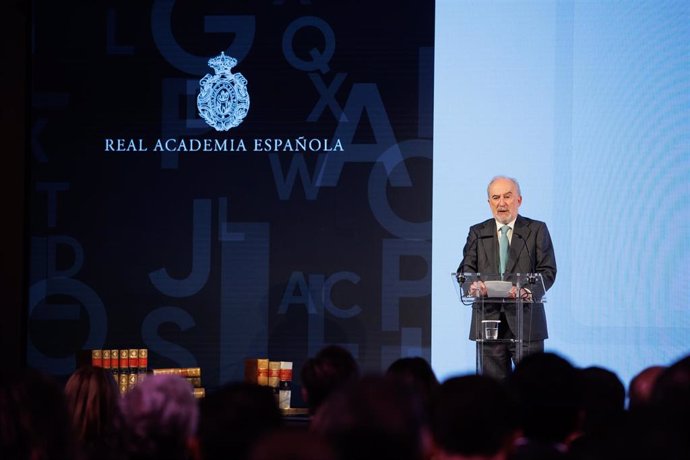 Archivo - El  director de la RAE, Santiago Muñoz Machado, interviene durante la reunión de patronato de la Fundación Pro Real Academia Española y posterior presentación de la incorporación de las definiciones del Diccionario de la Lengua Española (DLE) y 