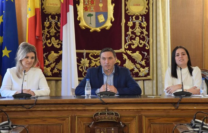 El alcalde de Almonacid del Marquesado, Álvaro Martínez Chana, en la rueda de prensa que ha ofrecido como presidente de la Diputación.