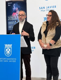 El concejal de Cultura, David Martínez y la presidenta del Grupo de Teatro de San Javier, Catalina Jiménez, presentan el certamen