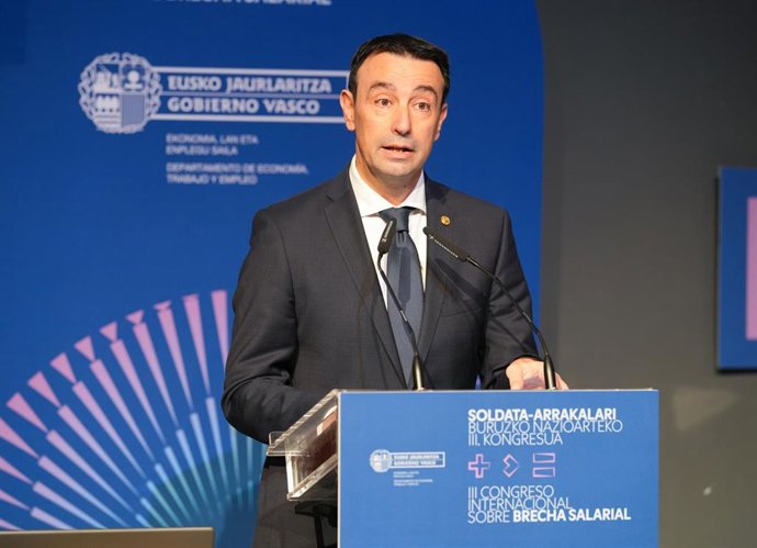 Archivo - El Vicelehendakari y consejero de Economía, Trabajo y Empleo, Mikel Torres, en la inauguración del III Congreso Internacional sobre la Brecha Salarial que se celebra en Vitoria-Gasteiz,