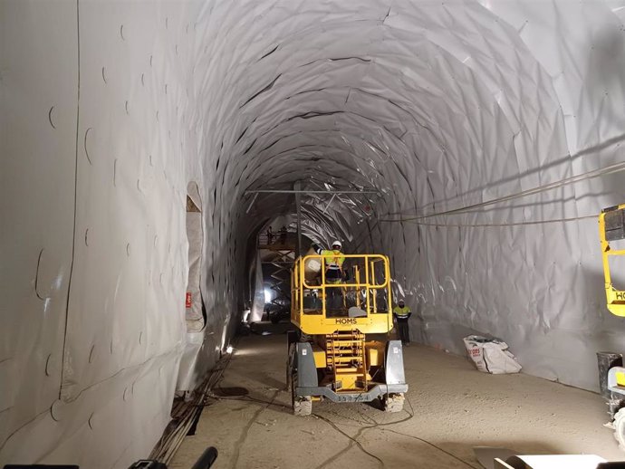 La obras en el túnel ferroviario de Roda de Berà (Tarragona)