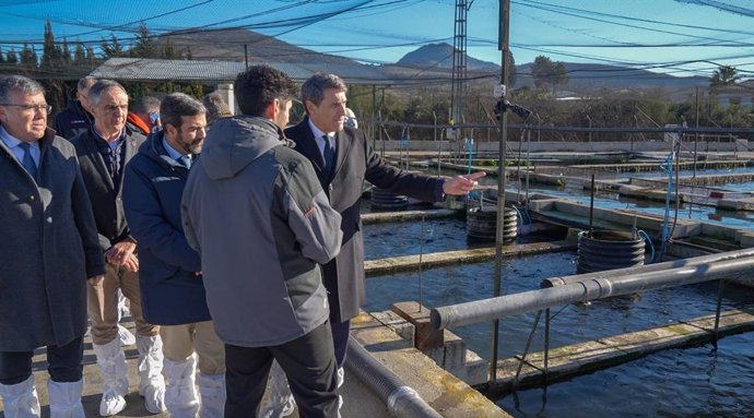 El delegado del Gobierno en Andalucía, Pedro Fernández, en el centro en la imagen, en una visita a una piscifactoría en Loja