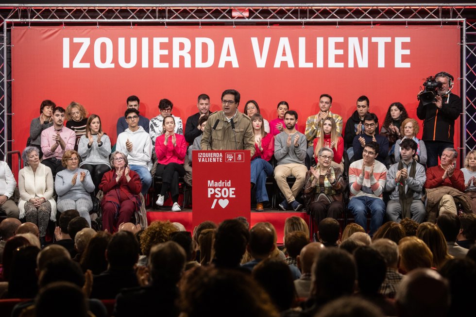 El secretario general del PSOE de Madrid, Óscar Lopez, interviene durante un acto del PSOE con vecinos y militantes, en el Centro Cívico Los Pinos, a 15 de diciembre de 2024, en Alcorcón, Madrid (España).