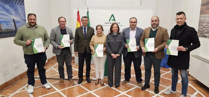 La delegada Gobierno andaluz en Málaga, Patricia Navarro y el delegado de Desarrollo Rural, Fernando Fernández Tapia-Ruano, han entregado las resoluciones de reconocimiento y aprobación de las Estrategias de Desarrollo Local Leader a los GDR.