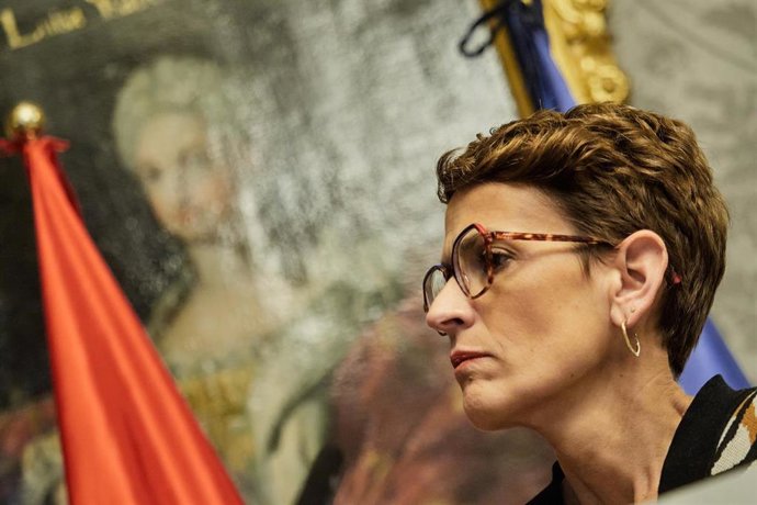 La presidenta de Navarra, María Chivite, en el Salón Verde del Palacio de Navarra, a 16 de diciembre de 2024, en Pamplona, Navarra (España).