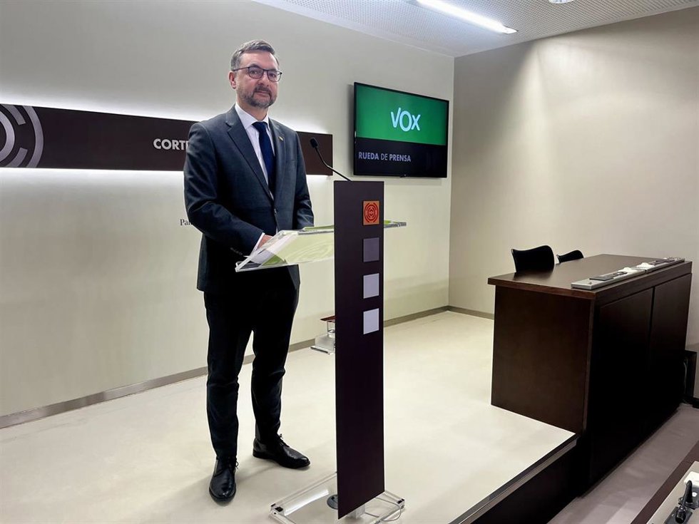 El portavoz de Educación, Cultura y Deporte de VOX en las Cortes de Aragón, Fermín Civiac, en rueda de prensa.
