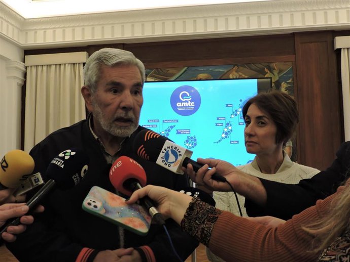 El presidente de la Asociación de Municipios Turísticos de Canarias, José Miguel Rodríguez Fraga, y la vicepresidenta, Onalia Bueno
