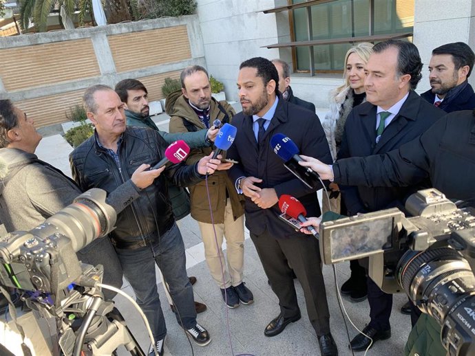 El secretario general de Vox, Ignacio Garriga, y el presidente del Grupo parlamentario Vox en las Cortes de Castilla-La Mancha, David Moreno