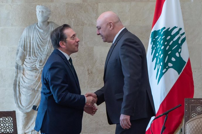 El ministro de Asuntos Exteriores, Unión Europea y Cooperación, José Manuel Albares, se reúne con el presidente de Líbano, Joseph Aoun, en la capital libanesa, Beirut.