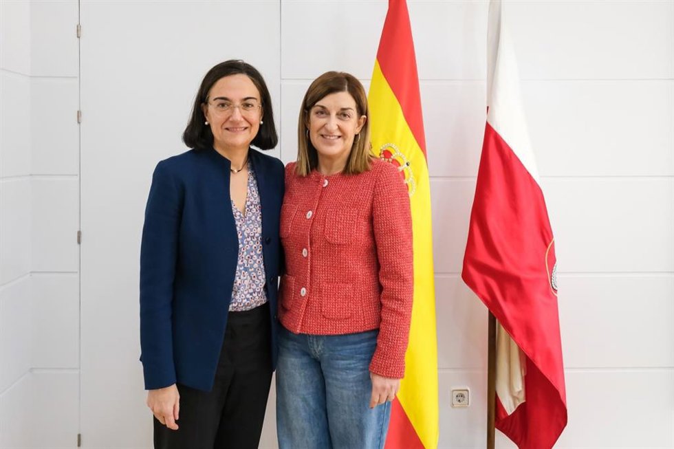 La presidenta de Cantabria, María José Sáenz de Buruaga, con la recién elegida rectora de la UC, Conchi López, en la reunión que mantuvieron hace unas semanas