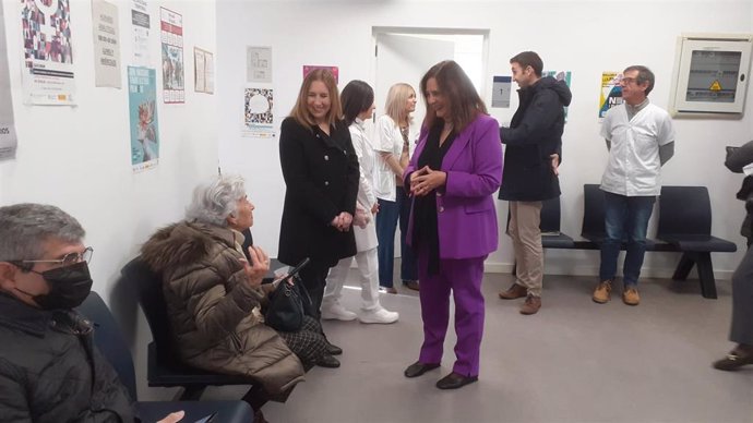 La consellera de Salud, Manuela García, en su visita a un centro de salud.