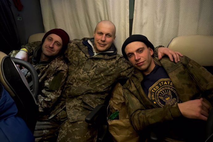 December 30, 2024, Undisclosed, Kiev Oblast, Ukraine: Ukrainian soldiers smile as they ride to freedom aboard a bus following a prisoner swap between Russia and Ukraine, December 30, 2024 in Ukraine. A total of 187 Ukrainian soldiers were released from Ru