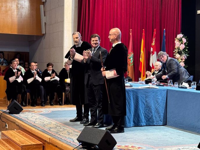 El presidente de la Junta, Alfonso Fernández Mañueco, en el medio, en la toma de sposesión del nuevo rector de la Universidad de Burgos, José Miguel García Pérez.