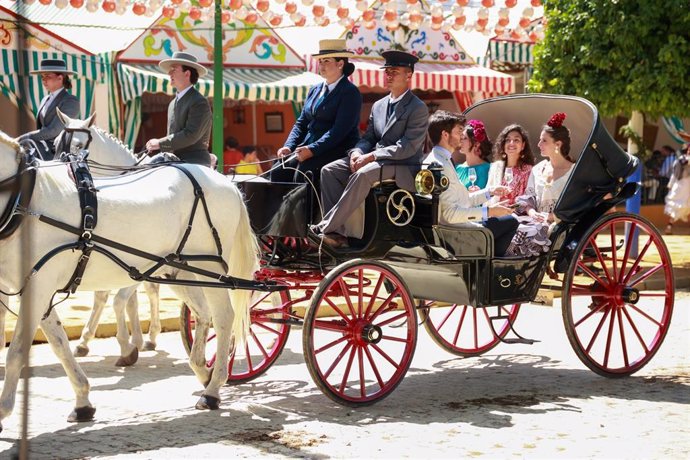 Archivo - Un coche de caballos discurre por el interior del Real de la Feria.