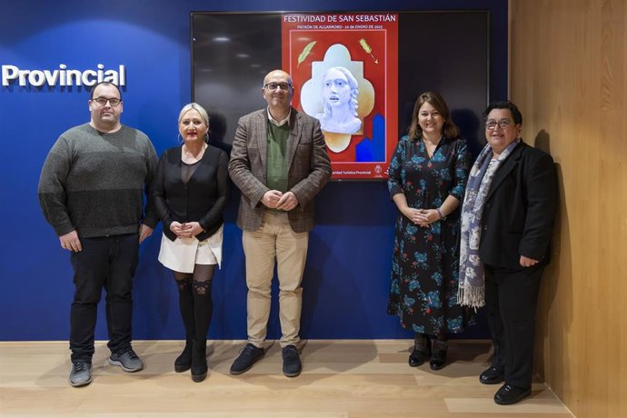 El vicepresidente y diputado provincial de Cultura, Manuel López Mestanza, junto a la alcaldesa de Algarrobo, Natacha Rivas, y miembros de la asociación parroquial de San Sebastián Mártir, en la presentación de la programación de la edición 2025.