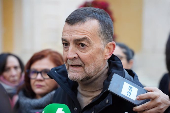 El coordinador federal de Izquierda Unida, Antonio Maíllo (c), atiende a los medios de comunicación ante el Ayuntamiento de Sevilla. A 15 de enero de 2025, en Sevilla (Andalucía, España).