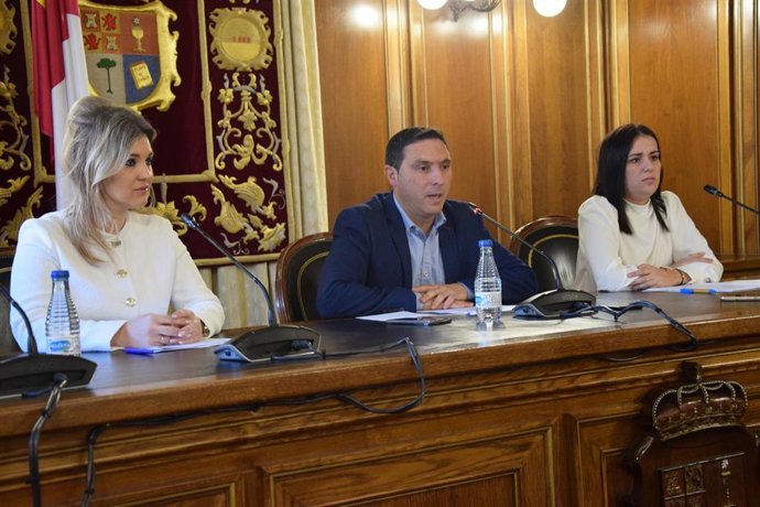 El presidente de la Diputación de Cuenca, Álvaro Martínez Chana; la diputada provincial de Turismo y Ferias, Mayte Megía y la delegada provincial de Economía y Empleo, Arancha Poveda, en rueda de prensa.