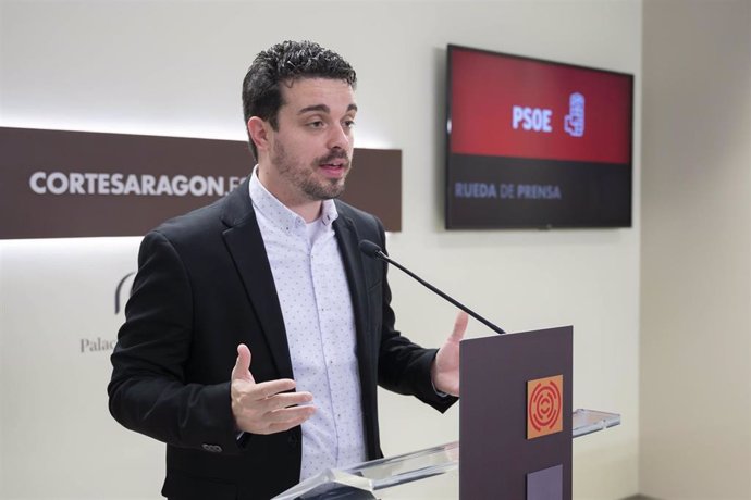 El portavoz adjunto del PSOE en las Cortes de Aragón, Darío Villagrasa, en rueda de prensa.