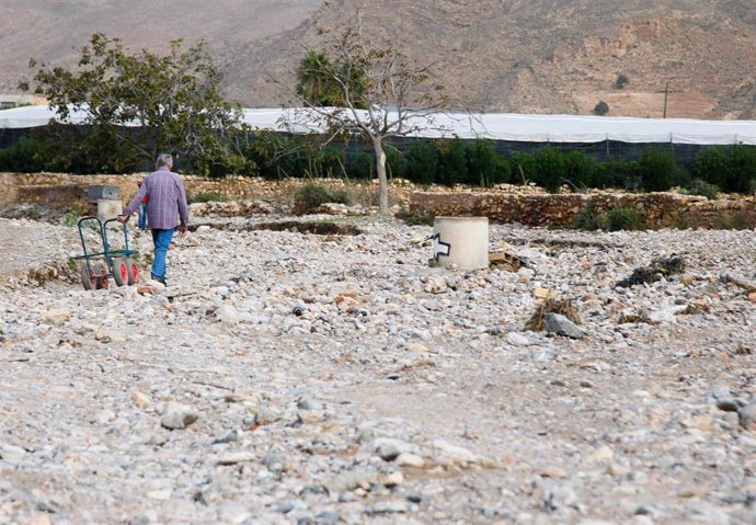 Archivo - Uno de los caminos rurales afectados por la DANA en Dalías (Almería).