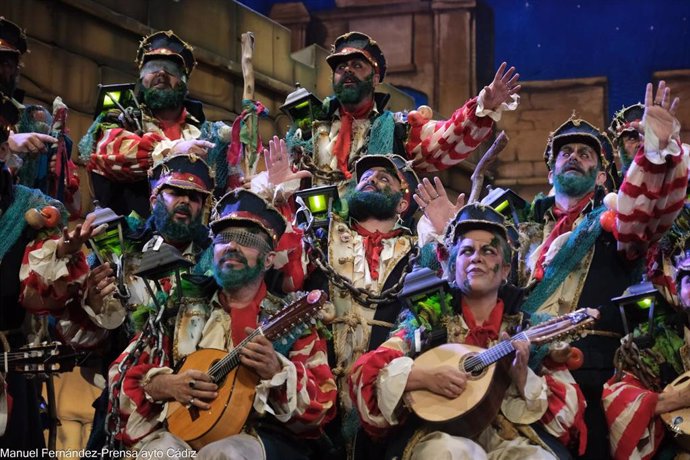 Archivo - El coro 'Los iluminados' durante la Final del concurso de carnaval 2024 en el Teatro Falla.