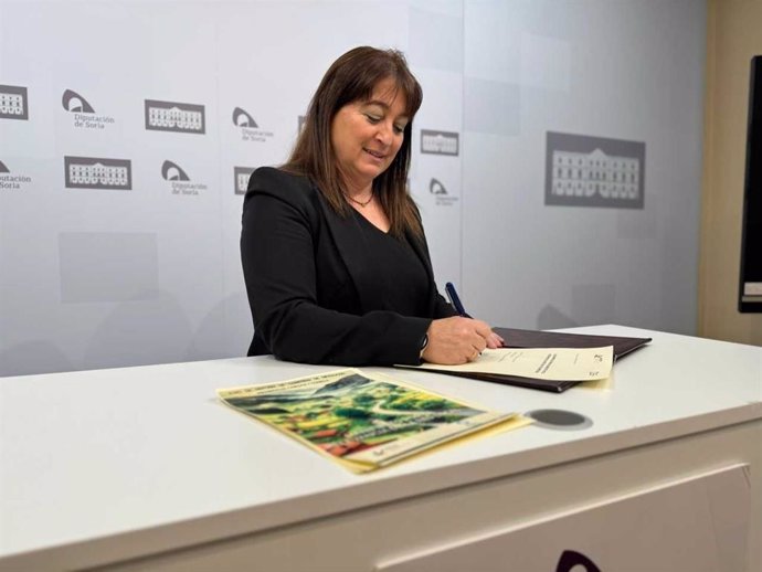 María José Jiménez firma la adhesión al 'Manifiesto por la Relevancia de la Red Local'