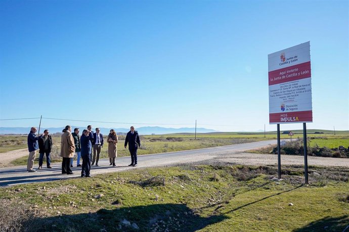 La delegada territorial, Raquel Alonso, y el presidente de la Diputación, Miguel Ángel de Vicente (dcha), durante la visita a los Tramos mejorados.