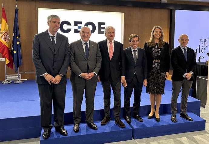 El empresario José Vicente de los Mozos; Jesús Julio Carnero, el vicepresidente de CEOE, Miguel Garrido; José Luis Martínez Almeida; Ángela de Miguel y Víctor Caramanzana, en la presentación de la iniciativa Valladolid Now en la sede de CEOE en Madrid.