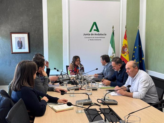 La Junta se reúne con UPA Andalucía para "impulsar" la gestión ambiental en el campo. En la imagen la consejera de Sostenibilidad y Medio Ambiente, catalibna García, junto al secretario general de UPA Andalucía, Cristóbal Cano.