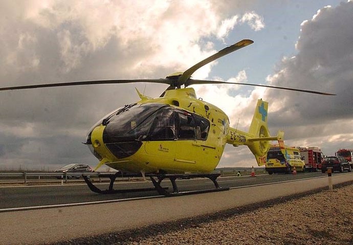 Archivo - Sucesos.-Evacuada en helicóptero una mujer tras un accidente entre una moto y una furgoneta en Quintana de Rueda (León) 