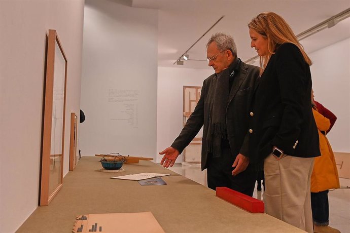 La delegada de Cultura, en la exposición 'Juan Suárez, un índice', en la Sala Atín Aya, junto al comisario de la muestra.