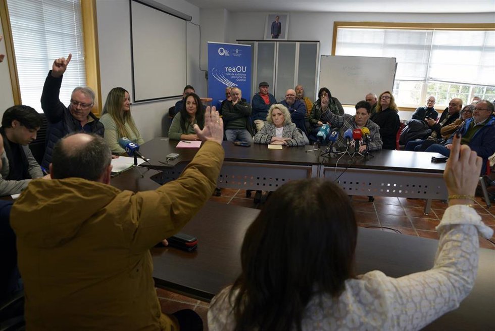 La ex alcaldesa de O Irixo, Susana María Iglesias Nogueira(2i), y la candidata del PSOE, Rosa M. Dalama(2d), durante la segunda moción de censura, presentada por el PP y PSOE, a 13 de enero de 2025, en O Irixo, Ourense, Galicia (España).  El Concello ou