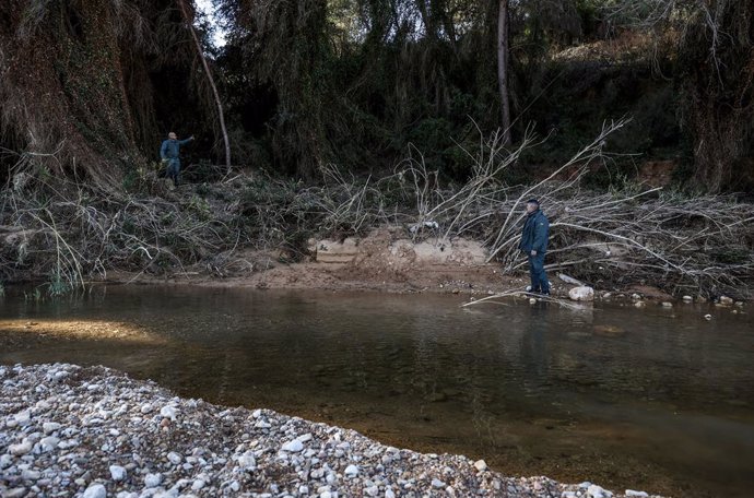 Dos agents del Seprona rastregen un barranc a  la zona de Pedralba