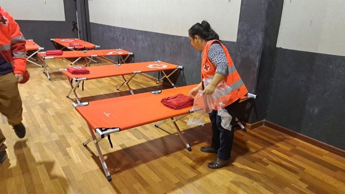Efectivos de Cruz Roja preparan el pabellón municipal de Benimaclet de València para acoger a personas sin hogar durante la Operación Frío