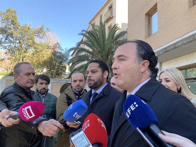 El presidente del Grupo parlamentario Vox en las Cortes de Castilla-La Mancha, David Moreno, y el secretario general de Vox, Ignacio Garriga.