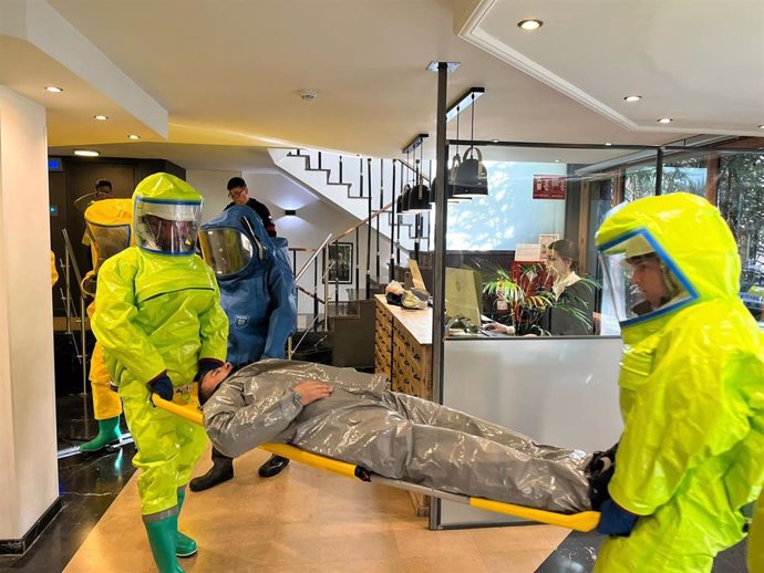 Servicios de emergencias simulan un ataque químico en un hotel de Barcelona.