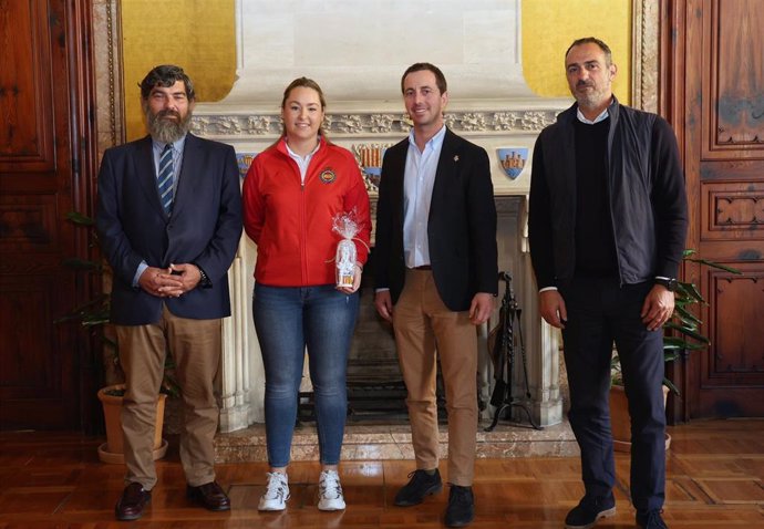 De izquierda a derecha, el conseller insular de Medio Ambiente, Medio Rural y Deportes, Pedro Bestard, la tiradora Maria Antònia Sastre, el presidente del Consell de Mallorca, Llorenç Galmés,  y el director insular de Deportes, Toni Prats.