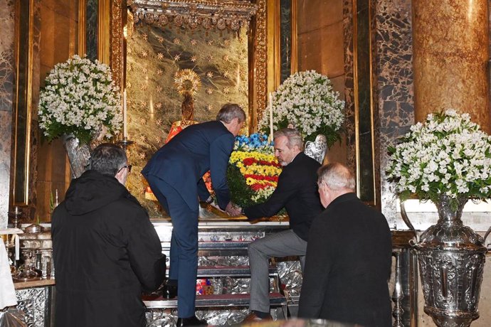 Alfonso Rueda y Jorge Azcón han realizado una ofrenda de flores a los pies de la Virgen del Pilar.