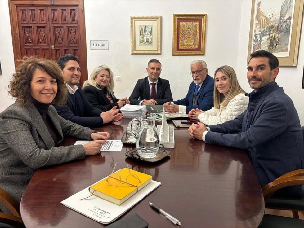 El Defensor del Pueblo Andaluz en funciones, Jesús Maeztu, en su reunión con el equipo de Gobierno de Moguer (Huelva),